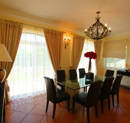 فيلة Sleeps 6 Air Con Wifi T480147